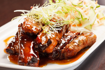grilled ribs with salad
