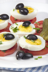 Salat mit Tomaten, schwarzen Oliven und Ei