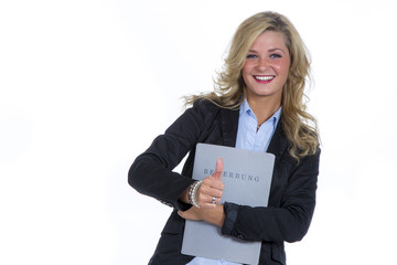 Blonde Frau in Businessoutfit mit Bewerbungsmappe