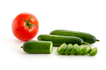 Kleine Gurken und Cocktailtomate