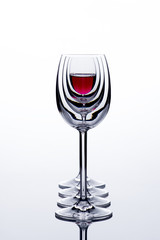 Weinglaeser im Gegenlicht