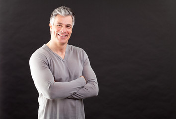 mann vor schwarz portrait
