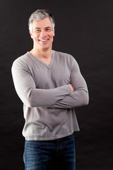 mann vor schwarz portrait