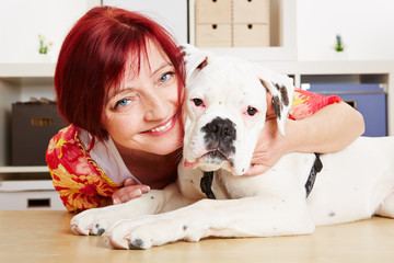 Lachende Frau mit Boxer Hund