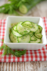 Frischer Gurkensalat