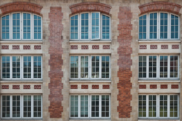 Fototapeta na wymiar détail fenêtre façade en briques