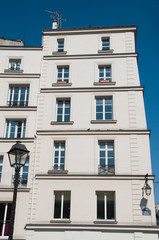 Obraz premium immeuble parisien en coin avec balcons
