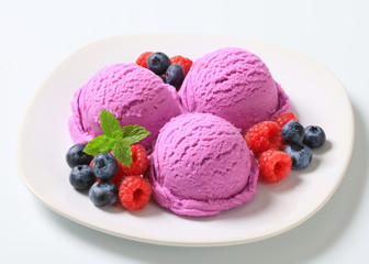Berry fruit ice cream