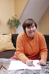 Geistig behinderte Frau malt Herzen