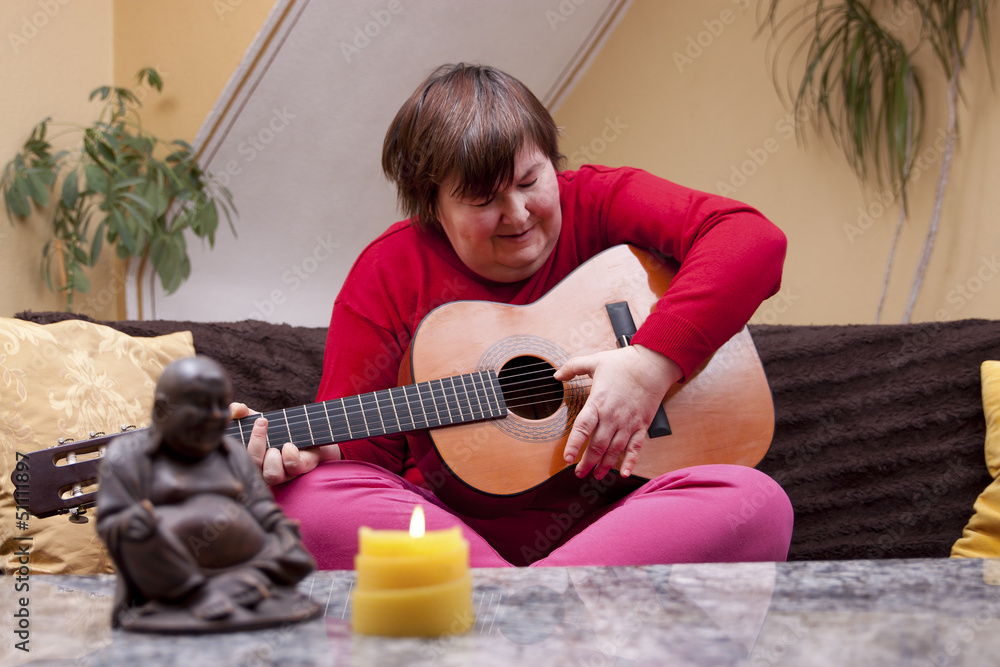 Sticker Behinderte Frau spielt Gitarre und ist glücklich