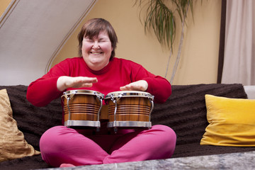 Geistig behinderte Frau mit Musiktherapie