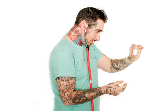 tattoowierter Mann als Arzt
