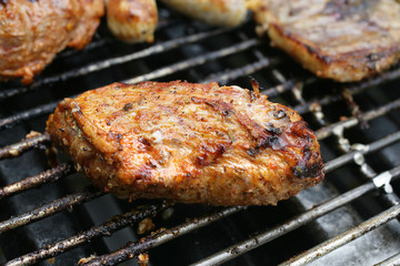 Gegrilltes Steak, auf einem Grill liegend
