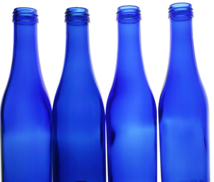 Vier blaue Flaschen von oben betrachtet