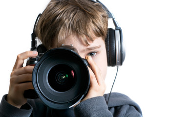 Kind filmt und fotografiert mit DSLR und Kopfhörern - obrazy, fototapety, plakaty