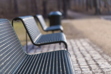 Parkbänke in Reihe