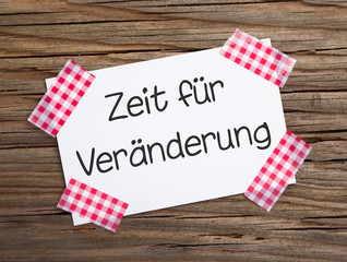 Klebestreifenzettel auf Holz ZEIT FÜR VERÄNDERUNG