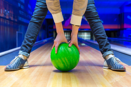Beginner aiming to bowling pins