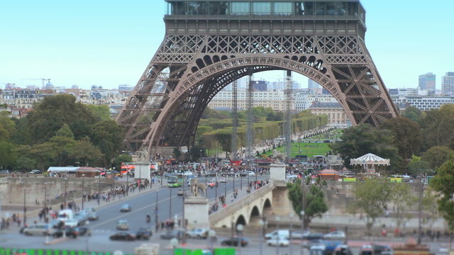 Дорога под Эйфелевой башней