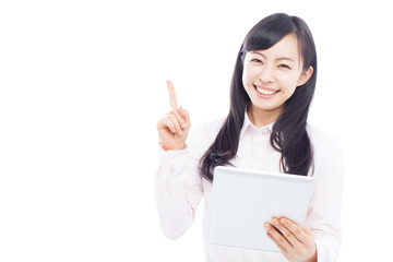 タブレット端末を持って説明する女性