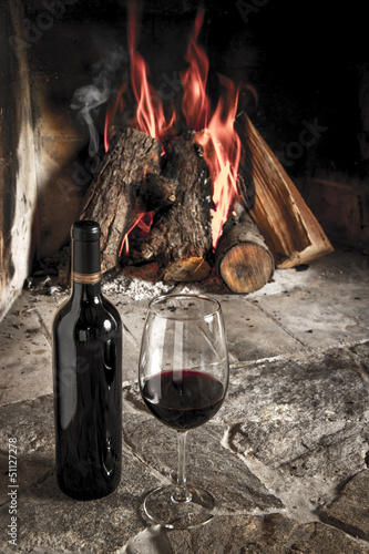 Copa de vino tino con fuego de chimenea de fondo." fotos de ...