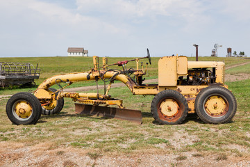 Obraz premium Old Yellow Farm Tractor