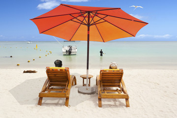 parasol sur plage paradisiaque