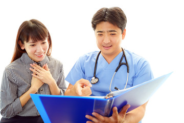 笑顔の医師と女性患者