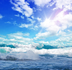 Karibisches Meer: Wellen, Brandung, blauer Himmel