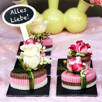 kleine gestecke mit rosenbl&uuml;ten