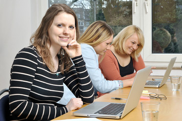 Junge Frauen beim gemeinsamen Lernen