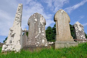 Fototapeta na wymiar Groby w Donegal Abbey Ruins (Irlandia)