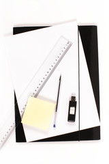 kartka z czarną teczką i długopis, przybory biurow