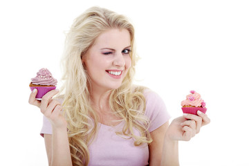Frau überreicht augenzwinkernd lächelnd Cupcake Porträt