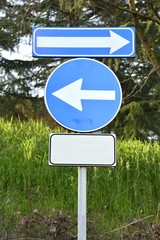 Segnale stradale con due frecce e spazio per testo