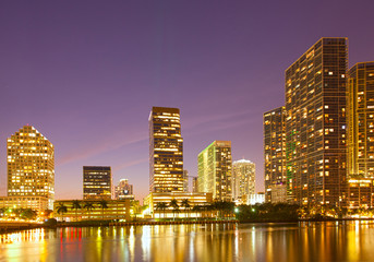 Fototapeta na wymiar City of Miami na Florydzie, noc skyline.