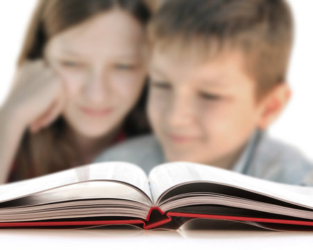 Deux enfants devant un livre