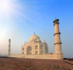 Fototapeta na wymiar Taj Mahal - słynne mauzoleum w Indiach