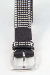 fibbia di cintura in pelle con borchie