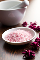 Obraz na płótnie Canvas pink bath salt in bowl