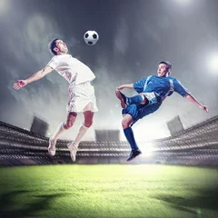 Foto op Aluminium Voetbal twee voetballers die de bal slaan