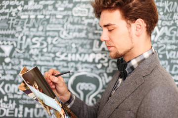 Mann schaut sich Bilder an