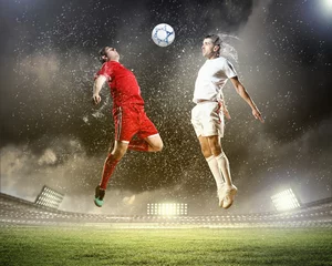 Abwaschbare Fototapete Fußball zwei Fußballspieler, die den Ball schlagen