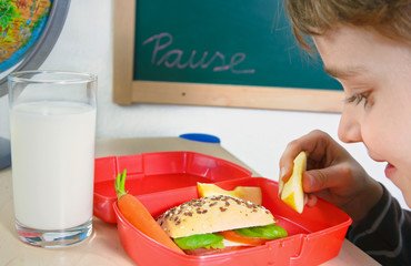 Kind mit Brotdose zur Frühstückspause