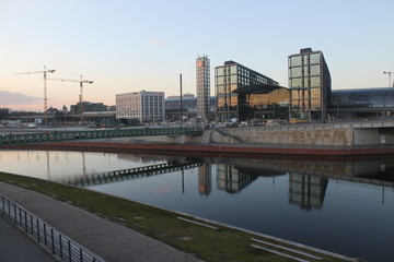 Fototapeta premium Blick über die Spree zum Hauptbahnhof in Berlin