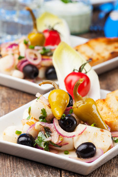 Griechischer Salat von gegrilltem Tintenfisch
