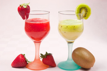 succo di fragola e succo di kiwi in coppa