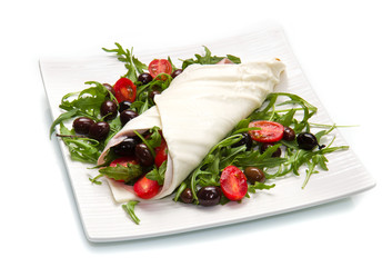 rotolo di mozzarella con pomodori, olive e rucola