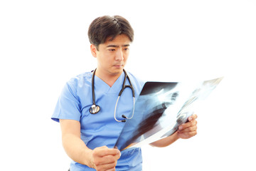 真剣な表情の医師