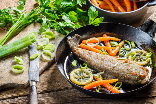 Fried fish with leek and carrot